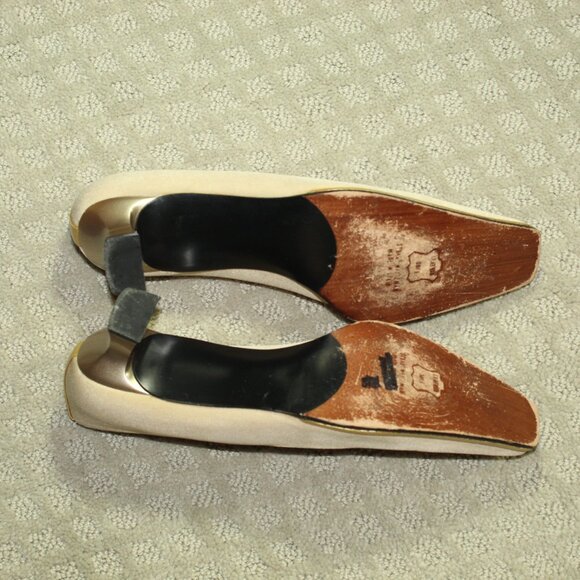 Stuart Weitzman Wm 8B Beige Fabric Gold Patent Accent 1.75" Block Kitten Heels - Picture 6 of 6